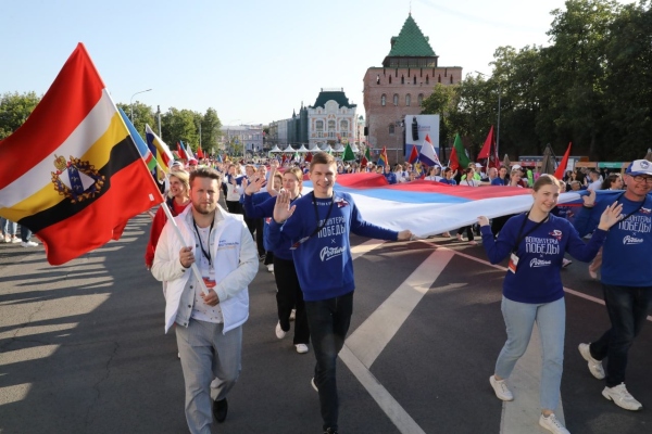 В День России в Нижнем Новгороде пронесли 100-метровый флаг России
